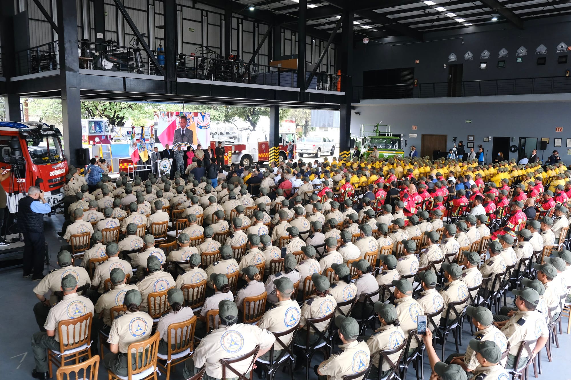 Jalisco honra a sus bomberos y anuncia aplicación de alertas tempranas
