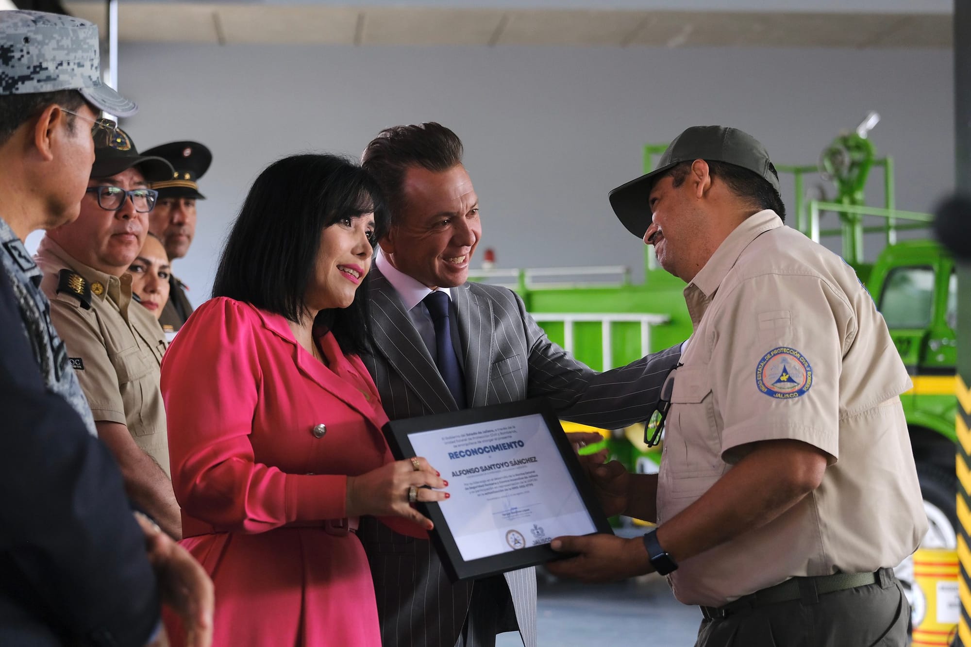 Jalisco honra a sus bomberos y anuncia aplicación de alertas tempranas