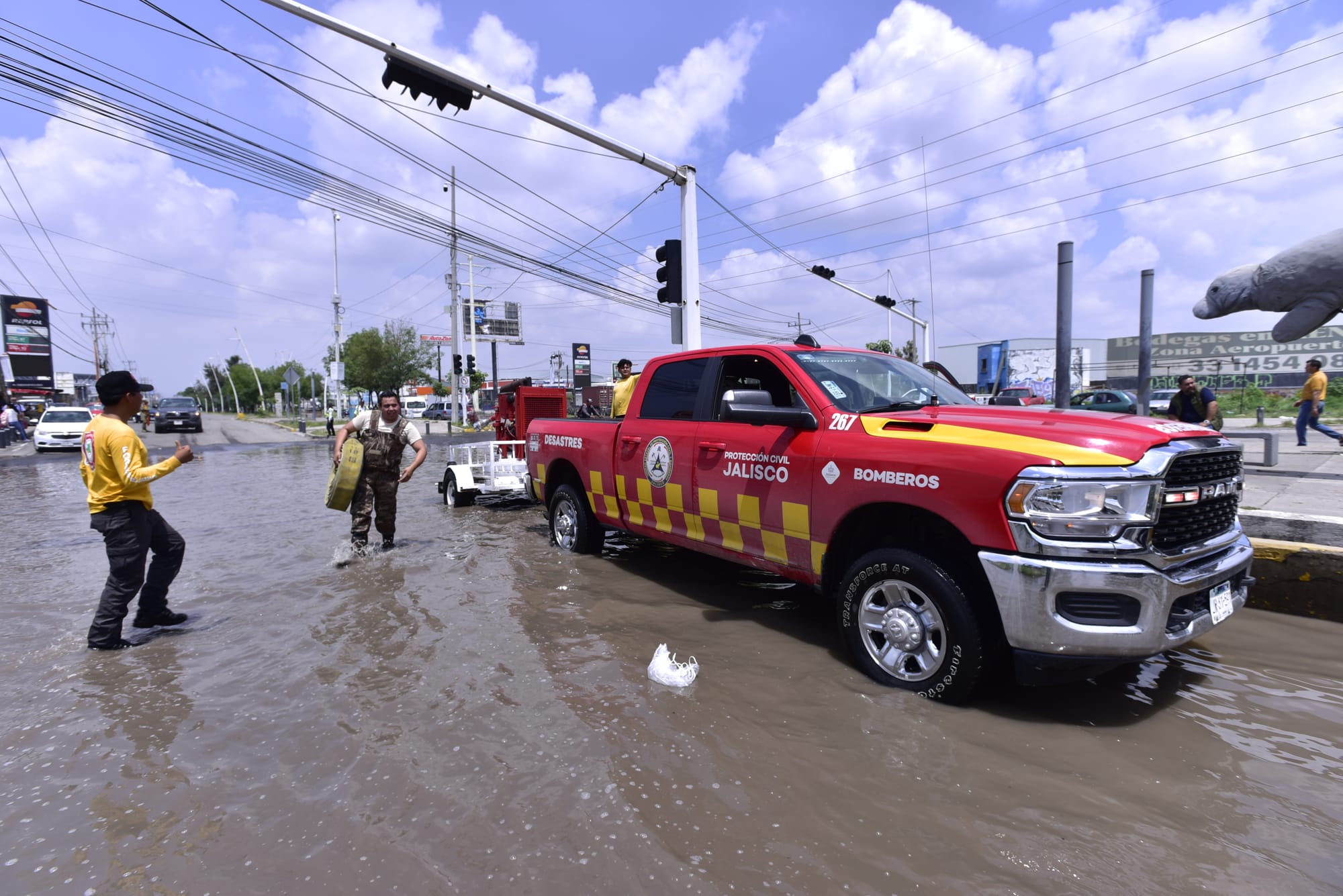 Autoridades de los tres niveles de gobierno atienden afectaciones por lluvias en el sur del AMG.