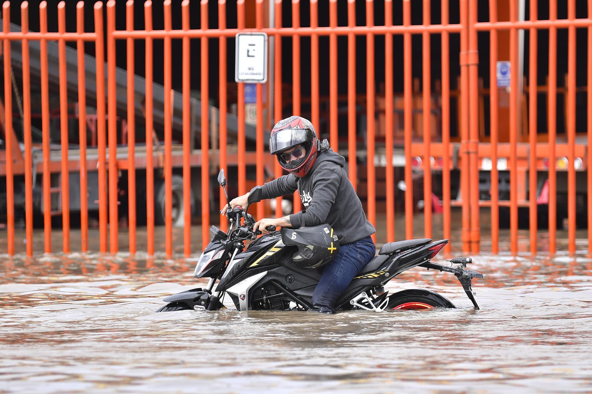 Autoridades de los tres niveles de gobierno atienden afectaciones por lluvias en el sur del AMG.