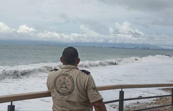 Alerta por oleaje elevado en playas de Puerto Vallarta