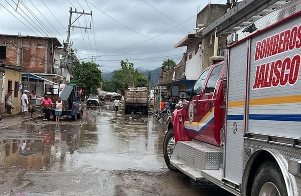 Continúa auxilio a colonia inundadas de Puerto Vallarta