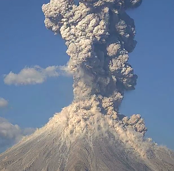 Efeméride del Colima: el penacho que superó los 2 km